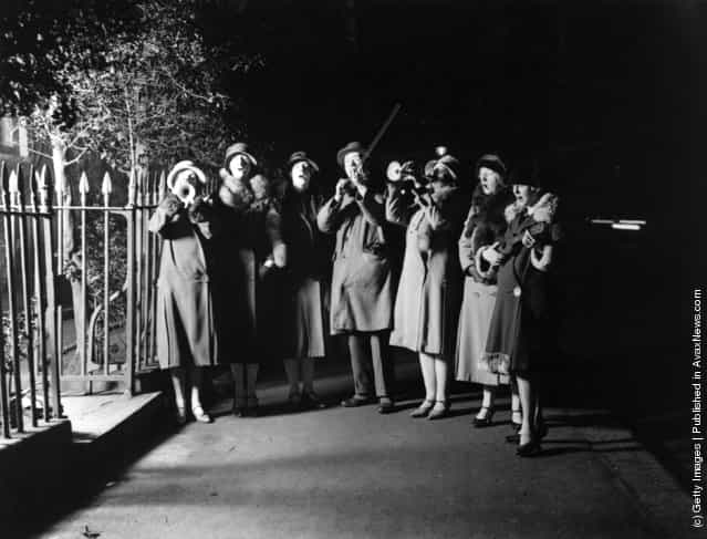 1927: Christmas carol singers in a London suburb