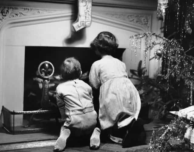 1950s: Two children waiting for Santa Claus