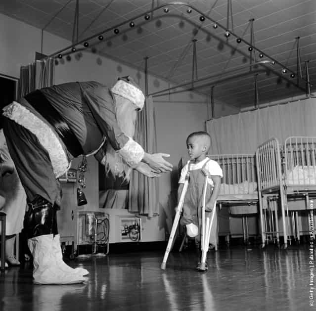 1950: Father Christmas visiting a ward in New Yorks Orthopaedic Hospital