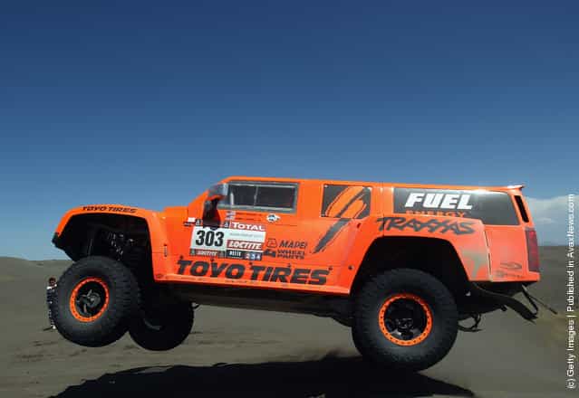 Robbie Gordon of the USA drives his Hummer through the sand dunes on stage two of the 2012 Dakar Rally