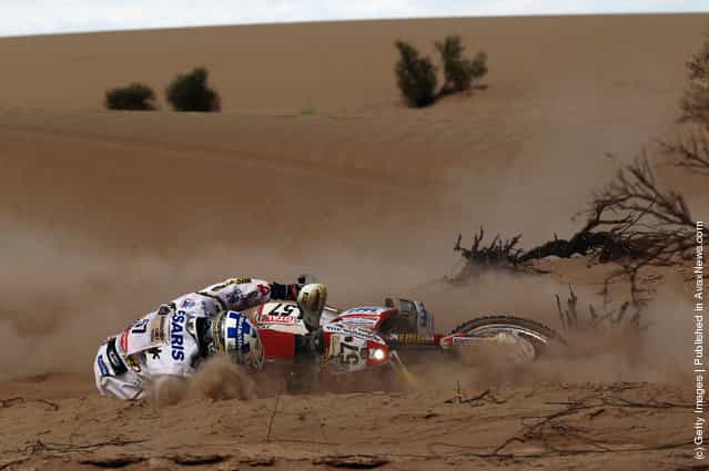 Daniel Willemsen of the Netherlands and Team Honda Europe crashes into the sand during stage five of the 2012 Dakar Rally