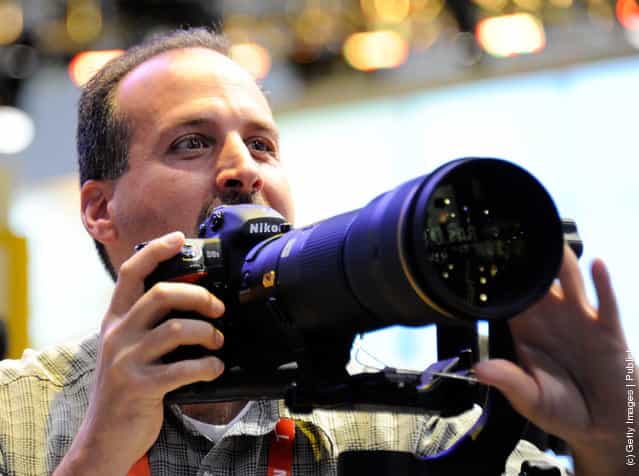 Phil Paras uses a Nikon D3S camera with a 200-400mm f4 lens at the Nikon booth at the 2012 International Consumer Electronics Show