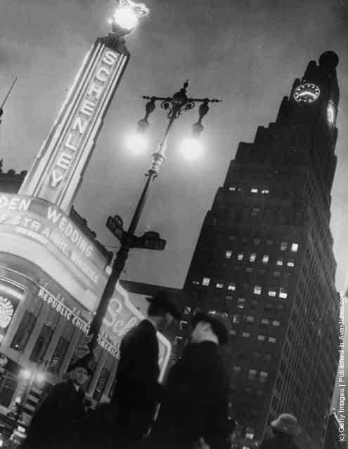 1936: Paramount Building in Times Square, New York, towers over Schenleys Chinese Restaurant