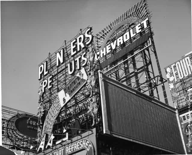 A view of the Planters Peanuts illuminated sign at the intersection of Broadway and 7th Avenue, Times Square, New York City, New York, circa 1940