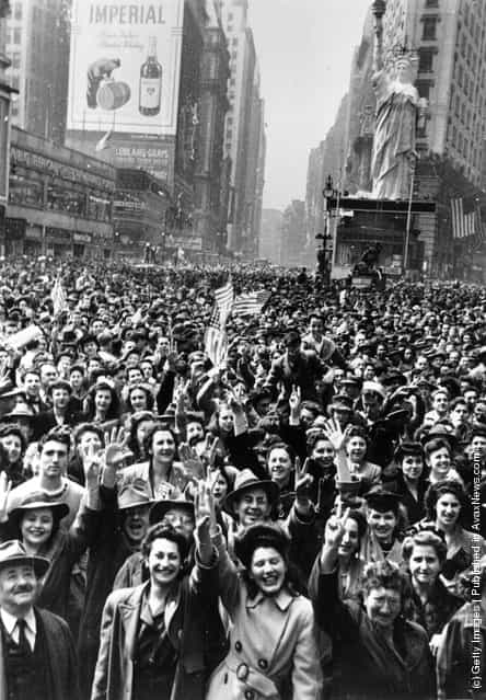 8th May 1945: Crowds celebrate VE day in Times Square, New York