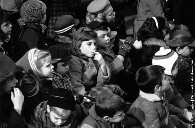 Children watching the Thanksgiving Day Parade in New York as it nears Times Square, 1961