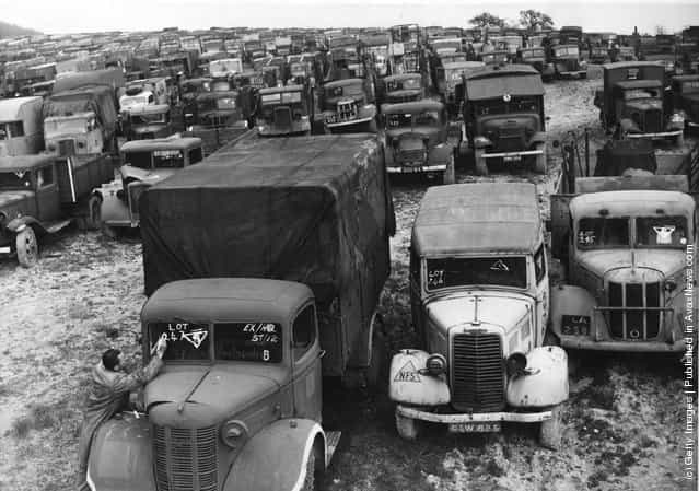 1946: A man marks lot numbers on lorries for the car auction sale at Great Missenden, Bucks, at which thousands of cars and lorries will be offered for sale in the biggest car auction sale ever held in Britain