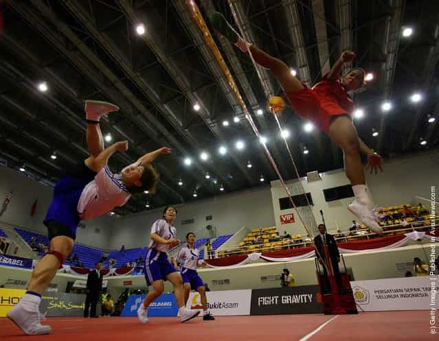 Sepaktakraw: Japans Yukie Sato (L) blocks a shot from Indonesia during day two of the ISTAF Super Series at the Palembang Sport Convention Center