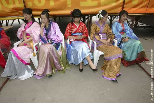 Models prepare to display Han nationality clothes during the first National Han Costume Design and Performance Contest