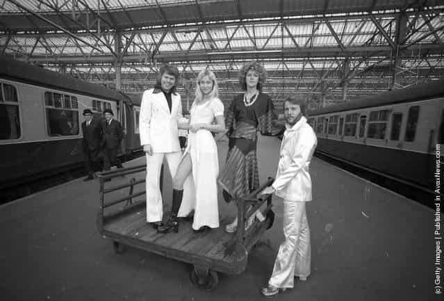 1974: Swedish pop stars (from right), Benny Andersson, Anni-Frid Lyngstad, Agnetha Faltskog and Bjorn Ulvaeus of the Swedish pop group ABBA posing at Waterloo railway station