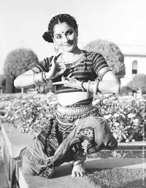 Indian classical Indrani Rahman (1930 - 1999), 22nd January 1961. The day before, she had performed for Queen Elizabeth II at the Rashtrapati Bhavan Banquet in New Delhi