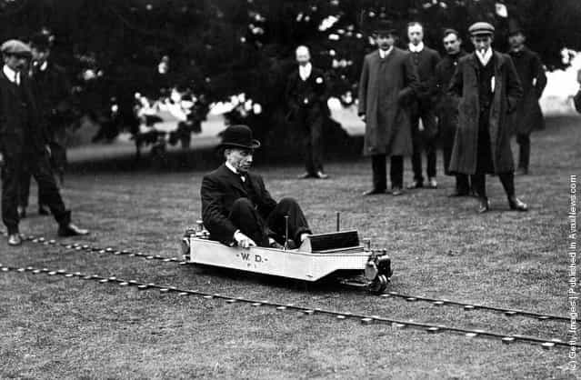 1907: A demonstration of a model of the Brennan Mono Rail
