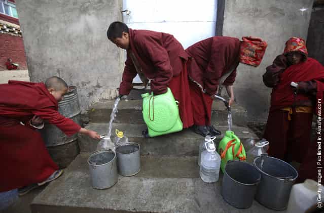 Nuns fetch water at the Serthar Wuming Buddhist Study Institute
