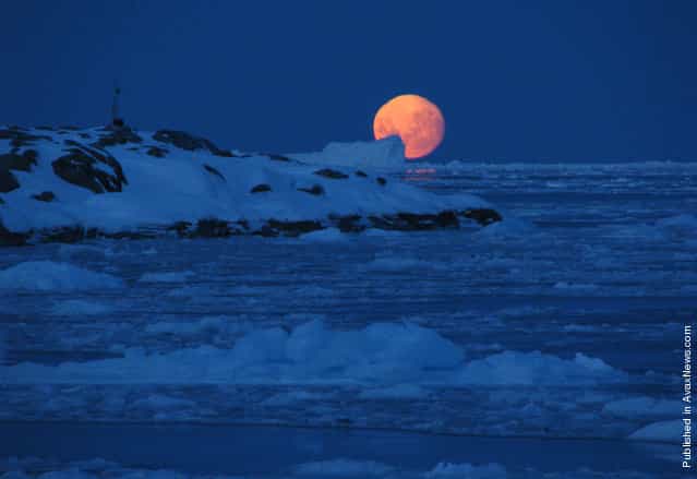 The moon setting behind Bonaparte Point, Anvers Island