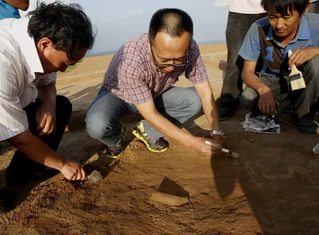 A piece of the pottery statue found in Aohan Banner, North Chinas Inner Mongolia autonomous region, July 3, 2012. (Photo by Xinhua)