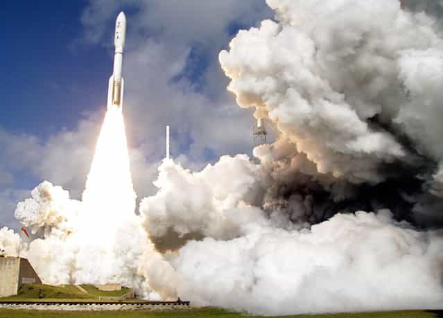 A United Launch Alliance Atlas V rocket carrying NASAs Mars Science Laboratory (MSL) Curiosity rover lifts off from Launch Complex 41at Cape Canaveral Air Force Station in Cape Canaveral, Florida, on November 26, 2011. (Photo by Terry Renna/AP Photo)