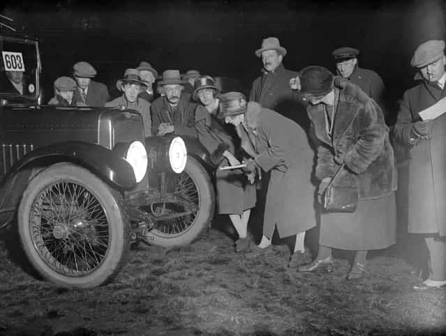 Motorists inspect a device designed to reduce dazzle from a vehicle's headlights. Here fitted on an Austin, 1925. (Photo by MacGrego)