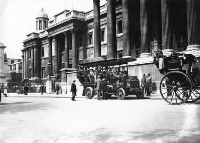A Great Western Railway sightseeing charabanc outside the National Gallery, London, circa 1910.