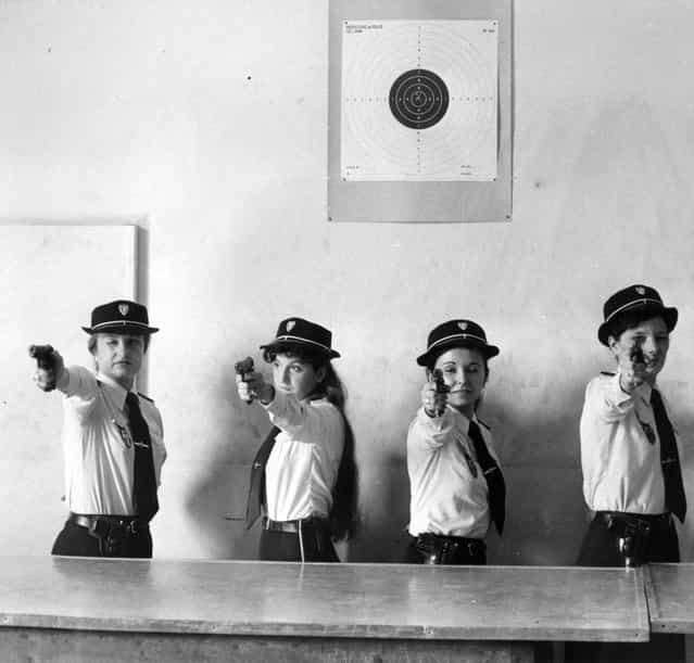 A line of female police officers take aim during a target practice session. French police auxiliaries from the [Prefecture de Police de Paris], Paris, France, circa 1965. (Photo by Keystone)