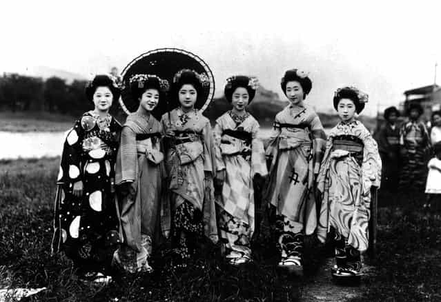 A group of Japanese Geisha girls in traditional costume, November 1937. (Photo by Fox Photos)