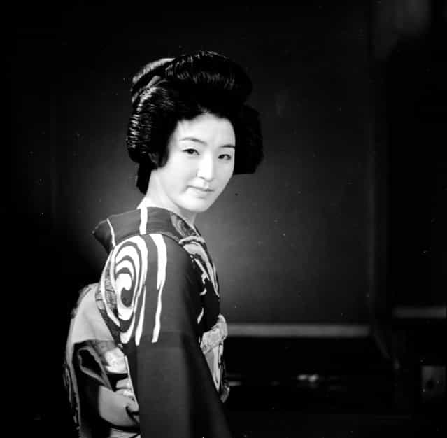 A typical Japanese Geisha wearing a kimono, circa 1950. (Photo by Evans/Three Lions)