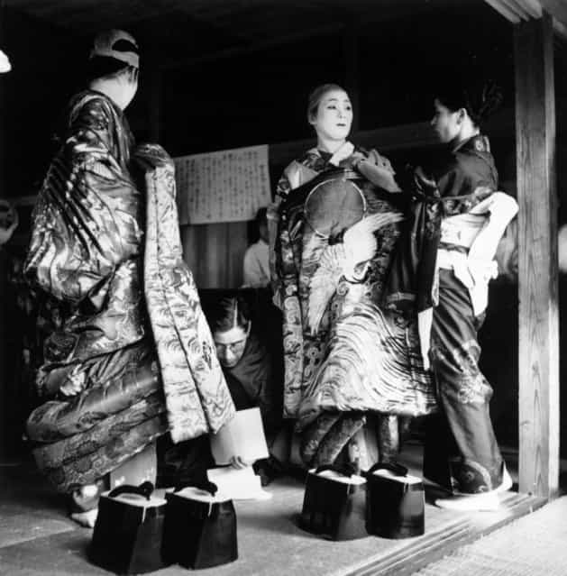 Japanese geisha girls without their wigs, circa 1950. (Photo by Three Lions)