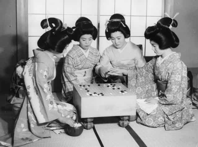 Japanese geisha girls playing the traditional game called Go. 2nd May 1957. (Photo by Keystone Features)