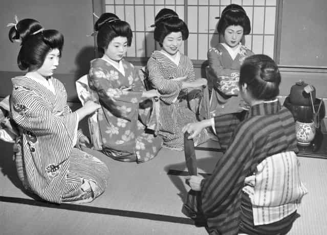 A group of geisha girls being instructed by their teacher, circa 1955. (Photo by Central Press)