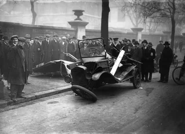 Passers-by survey the remains of a smashed lorry after a crash on the Embankment, London, February 1929. (Photo by Davis/Topical Press Agency)