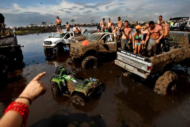 Sam Pastir of Vero points to other mudders. (Photo by Gary Coronado/The Palm Beach Post)