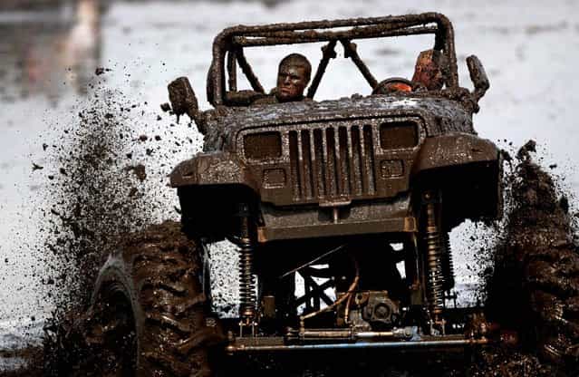 Two mudders put their jeep to the test. (Photo by Gary Coronado/The Palm Beach Post)