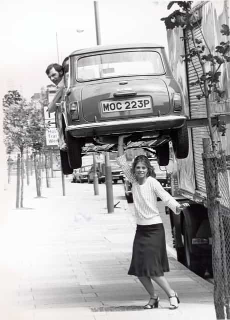 American actress Lindsay Wagner appears to hold a man in a Mini above her head during a visit to Britain to promote the television series [The Bionic Woman], London, England, June 7, 1976. The car was actually hoisted by a care, which was out of sight of the camera. (Photo by Express Newspapers)