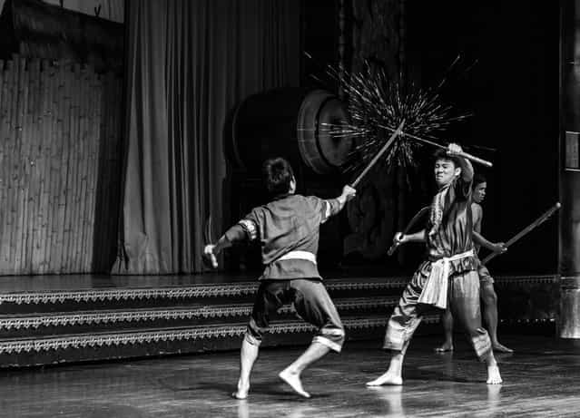 Sword Fight: Two performers in a sword fight in Nong Nooch, Pattaya, Thailand. (Photo by Lars Edvard Dalsboe/National Geographic Photo Contest