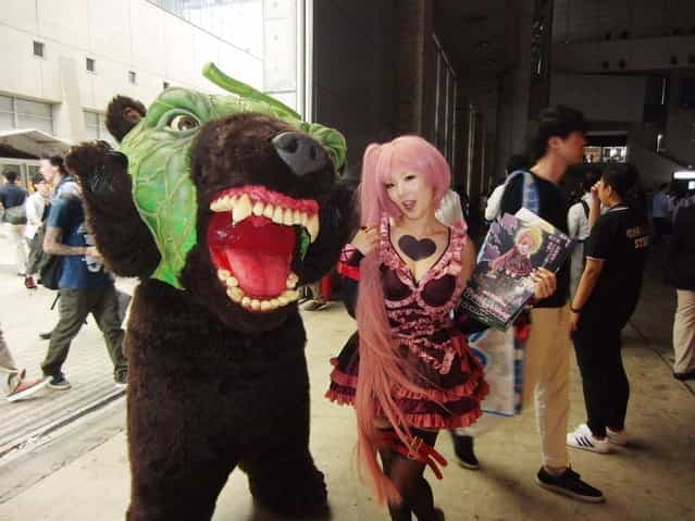 The Tokyo Game Show kicked off at Makuhari Messe in Chiba on September 20, 2012 with 209 companies from all over the world exhibiting more than 1,000 games and devices. Organizers said social networking games are in the spotlight this year due to the popularity of smartphones and tablets. As always, the booth babes attracted a lot of media interest