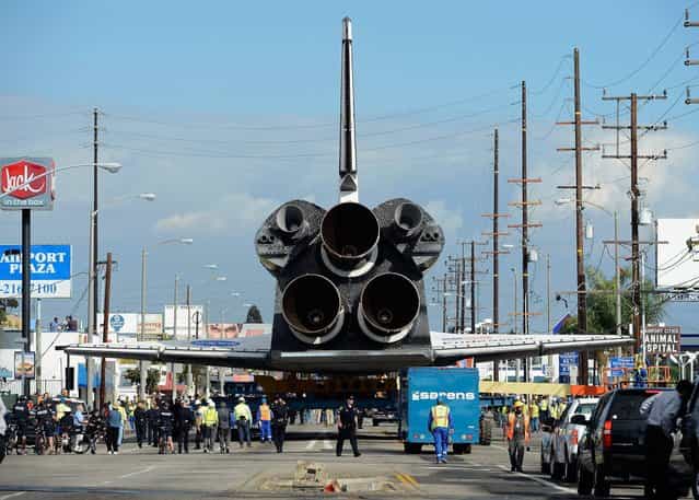 The space shuttle Endeavour is transported to the California Science Center in Exposition Park from Los Angeles International Airport (LAX) on October 12, 2012 in Los Angeles, California. (Photo by Kevork Djansezian/AFP Photo)