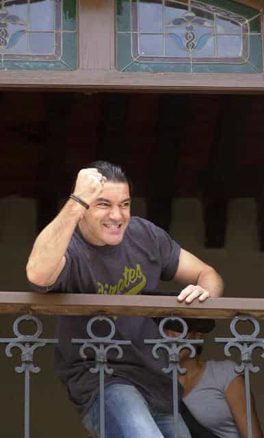 Actor Antonio Banderas gestures to his fans June 2, 2001 after a press conference in San Miguel de Allende, Mexico. Banderas is in Mexico filming the movie [Once Upon A Time In Mexico]. (Photo by Susana Gonzalez)