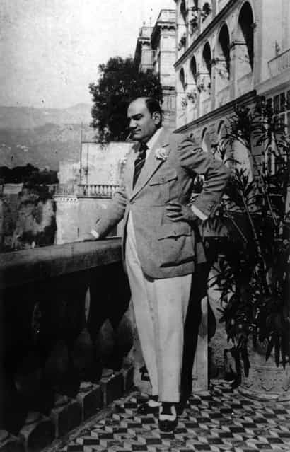 Italian opera singer, Enrico Caruso (1873–1921) on a balcony in Naples, circa 1920. (Photo by Topical Press Agency)