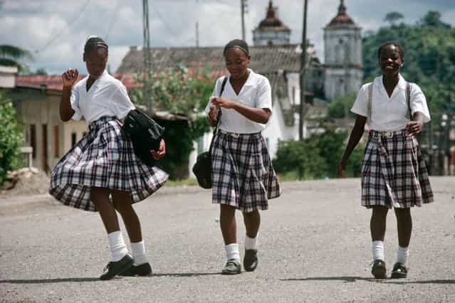 Colombia. Pupils on Tadó road in the Chocó area in July 1998. (Photo by Jean-Claude Coutausse)