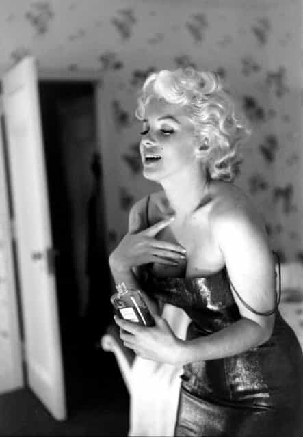 NEW YORK - MARCH 24: Actress Marilyn Monroe gets ready to go see the play [Cat On A Hot Tin Roof] playfully applying her make up and Chanel No. 5 Perfume on March 24, 1955 at the Ambassador Hotel in New York City, New York. (Photo by Michael Ochs Archives)