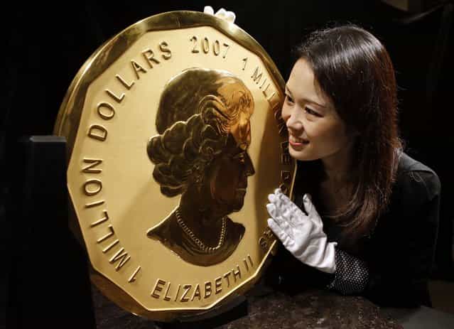 An oversize 100kg Maple Leaf gold coin bearing the profile of Queen Elizabeth II and measuring 53 cm (20.8 inches) in diameter by jeweler Ginza Tanaka is on display in Tokyo, Japan, November 6, 2012. At prevailing prices, the intrinsic value of the gold in the coin weighing 3,215 troy ounces at US$1,711.30 per ounce is worth US$5,501,829.50. (Photo by Toru Hanai/Reuters)