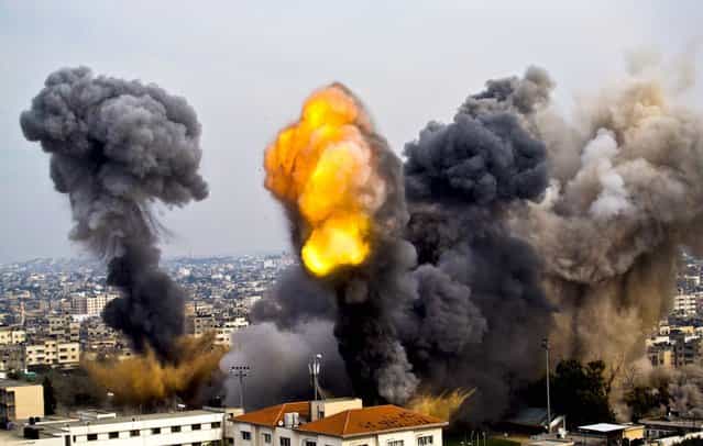 Smoke billows from the site of an Israeli air strike in Gaza City, November 21, 2012. Israeli aircraft pounded Gaza with at least 30 strikes overnight, hitting government ministries, smuggling tunnels, a banker's empty villa and a Hamas-linked media office. (Photo by Bernat Armangue/Associated Press)