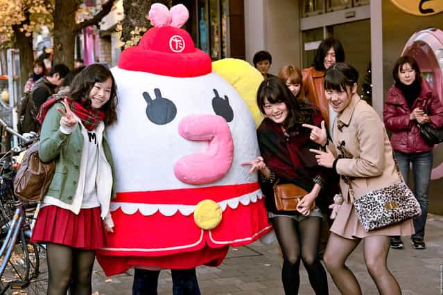 People posing with a life-sized Tamagotchi outside of the TamaDepa store at the top of Takeshita Dori in Harajuku. (Tokyo Fashion)
