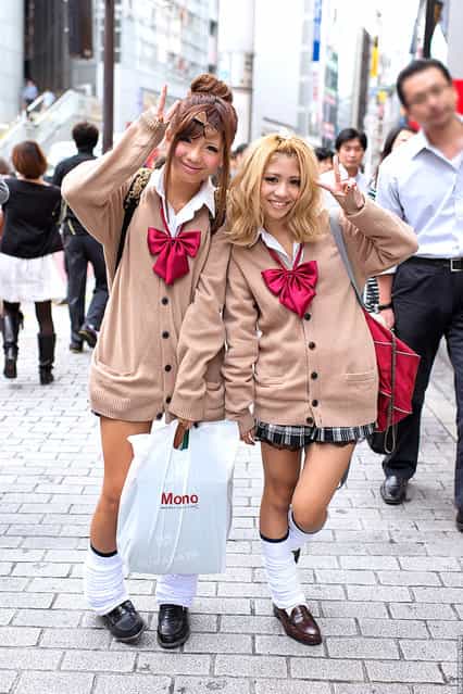 Kogal Style, Shibuya. These friendly Japanese girls are doing their part to keep the kogal style alive. Been seeing less full-on gals lately in Shibuya, so always happy to see girls like this supporting the culture. (Tokyo Fashion)