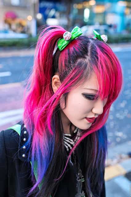 Pink-Purple Dip Dye Hair, Harajuku. Friendly Japanese high school student Lisa 13 on the street in Harajuku. (Tokyo Fashion)
