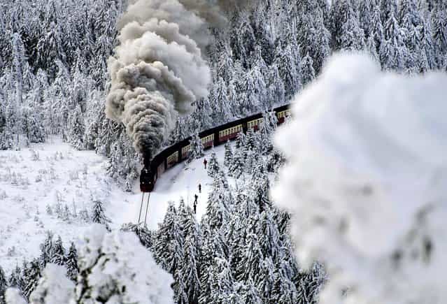 A train on a narrow-gauge railway line makes its way through the winter landscape near Wernigerode, Germany, December 8, 2012. (Photo by Jens Schlueter/Dapd)