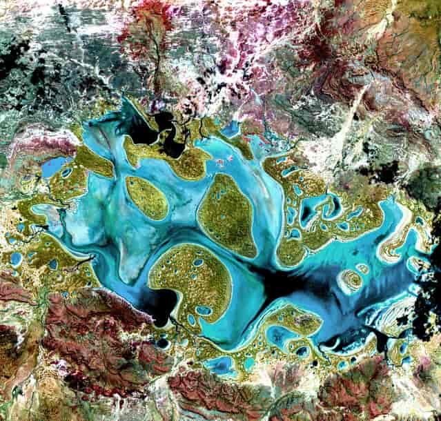 Lake Carnegie. Ephemeral Lake Carnegie, in Western Australia, fills with water only during periods of significant rainfall. In dry years, it is reduced to a muddy marsh. This image was acquired on May 19, 1999, by Landsat 7′s Enhanced Thematic Mapper plus (ETM+) sensor.
This is a false-color composite image made using shortwave infrared, infrared, and red wavelengths, and has been sharpened using the sensor’s panchromatic band. (Photo by NASA/GSFC/USGS EROS Data Center)