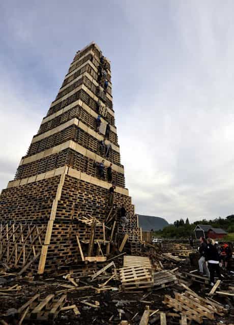 The Biggest Bonfire in the World: Slinningsbålet. Alesund, Norway. (Photo by Trond Folkestad Fredriksen)