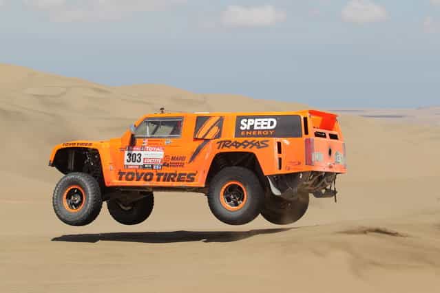 Robby Gordon and co-pilot Kellon Walch of team Hummer compete during the stage from Pisco to Pisco on day two of the 2013 Dakar Rally on January 6, 2013 in Pisco, Peru. (Photo by Shaun Botterill)