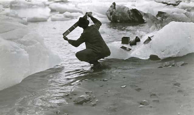 Alaska, United States, 1909. Washing his films in iceberg-choked seawater was an everyday chore for photographer Oscar D. Von Engeln during the summer months he spent on a National Geographic-sponsored expedition in Alaska. (Photo by Oscar D. Von Engeln