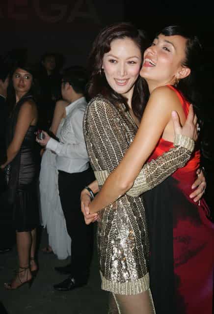 Hong Kong model Qi Qi poses for pictures with a celebrity during a Omega gala for the brand's new product release in Shanghai, China. (Photo by China Photos)